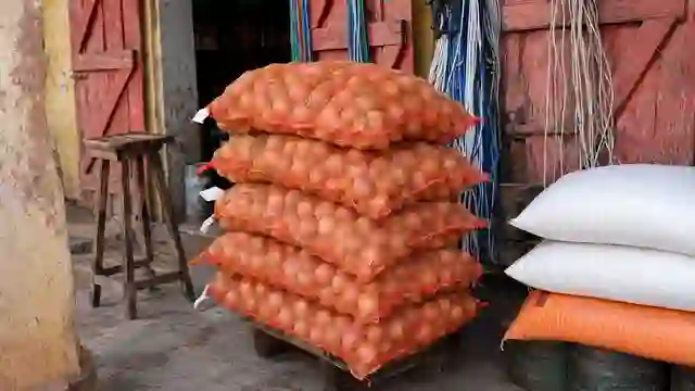 Des sacs d’oignons empilés devant une boutique au Sénégal