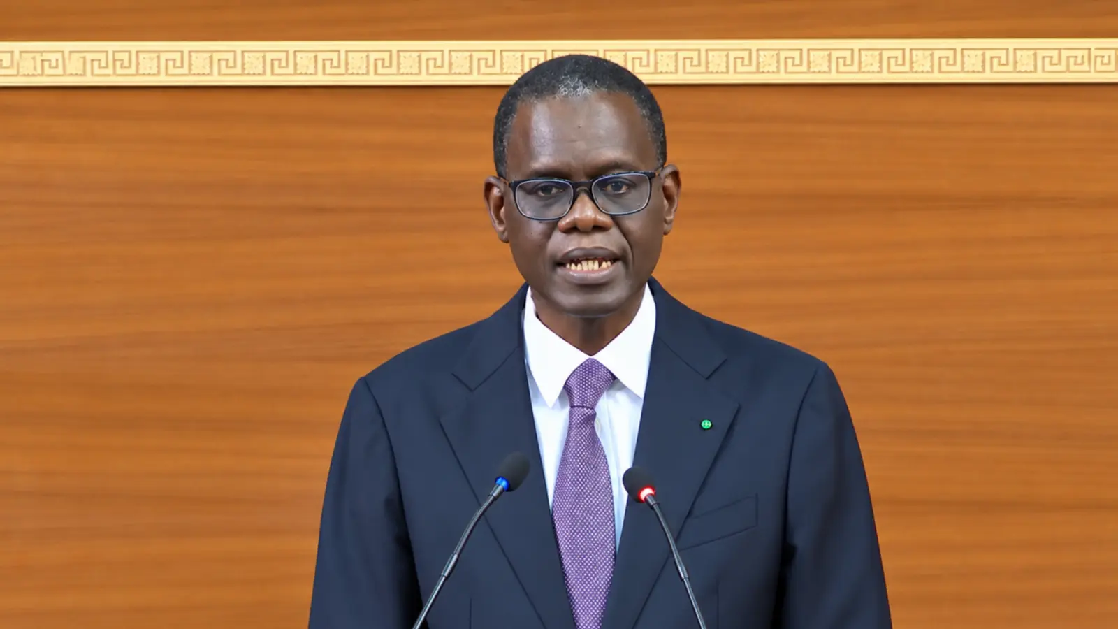 Le Premier ministre Ahmadou Al Aminou Lô prononce sa Déclaration de politique générale devant deux microphones