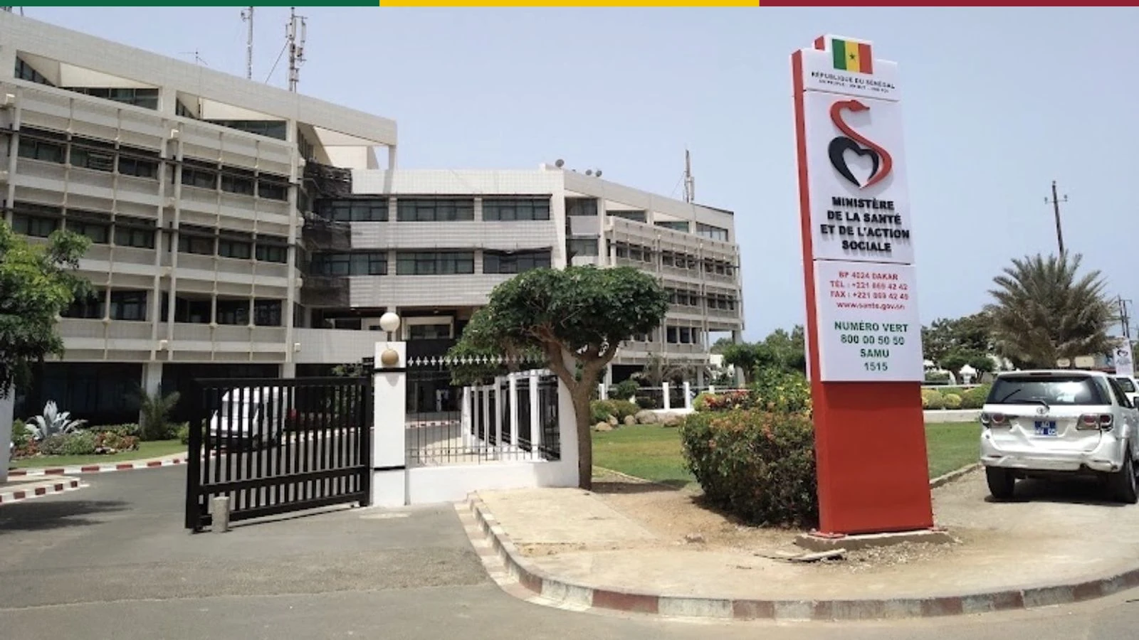 Le siège du ministère chargé de la Santé à Dakar, avec son bâtiment administratif et son panneau à l’entrée