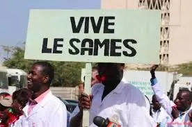 Des manifestants brandissent une pancarte « Vive le SAMES » lors d’une mobilisation ; la date et le lieu ne sont pas établis.